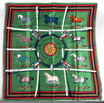 une photo d'un foulard carré orné de chevaux