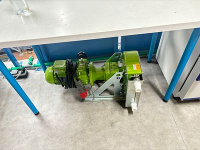 une machine posée sur une table dans une pièce