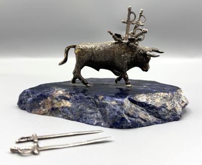 figurine en argent représentant un taureau avec un homme à dos