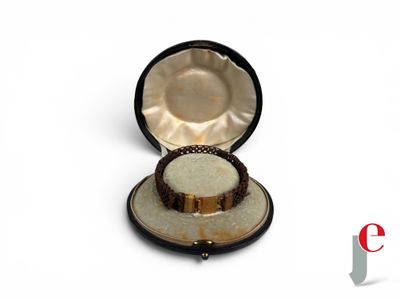 une petite boîte contenant une bague, posée sur une surface blanche
