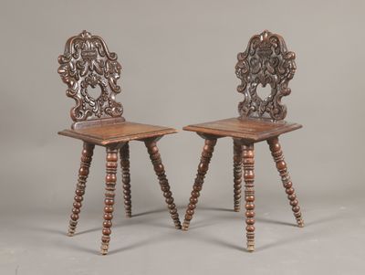une paire de chaises en bois sculpté empilées l'une sur l'autre