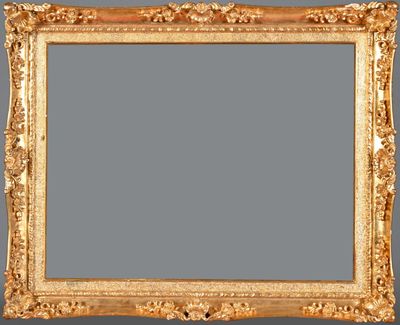 un cadre doré richement décoré sur fond gris