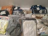 de nombreux sacs contenant des vêtements et d'autres objets posés sur une étagère