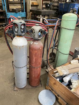 de nombreux types différents de réservoirs de gaz dans un entrepôt