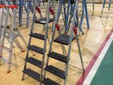 many ladders that are sitting on the floor in a gym