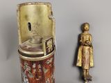 deux briquets anciens et une statue de femme posée sur une table