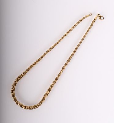 une image représentant un collier à chaîne en or sur fond blanc