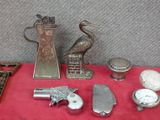 de nombreux objets en argent posés sur un tissu rouge