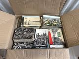 une boîte pleine de livres posée sur une table