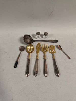a lot of silver and gold spoons and spoon spoons