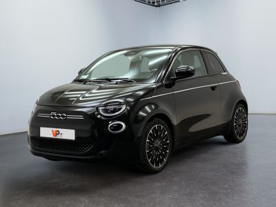 Une Smart noire est garée dans une grande pièce.