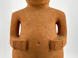 statue d'un homme tenant une fleur dans la main droite