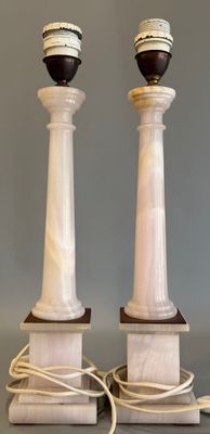 deux lampes posées sur une table