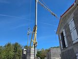 une grue installée au sommet d'un immeuble