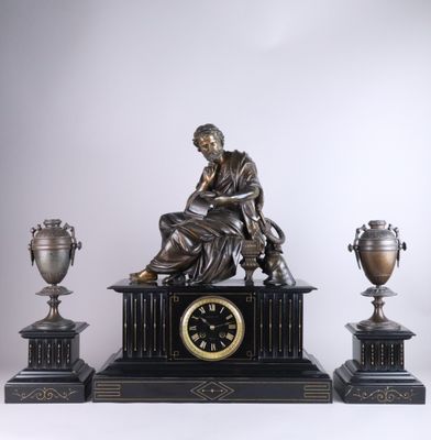 une statue représentant un homme assis sur une table, à côté de trois vases