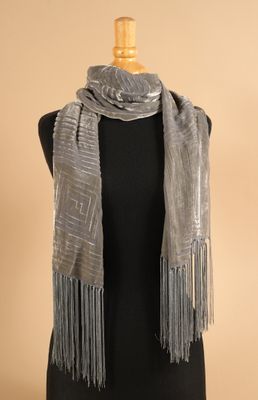 une écharpe à franges sur un mannequin, un mannequin, un mannequin, un mannequin, un mannequin, un mannequin, un mannequin, un mannequin, un mannequin, un mannequin, un mannequin, un mannequin, un mannequin, un mannequin, un mannequin, un mannequin, un mannequin, un mannequin, un mannequin, un mannequin, un mannequin, un mannequin, un mannequin, un mannequin, un mannequin, un mannequin, un mannequin, un mannequin, un mannequin, un mannequin, un mannequin, un mannequin, un mannequin,