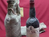 deux bouteilles de vin posées l'une à côté de l'autre sur une surface rouge