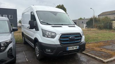 deux camionnettes blanches garées l'une à côté de l'autre dans un parking