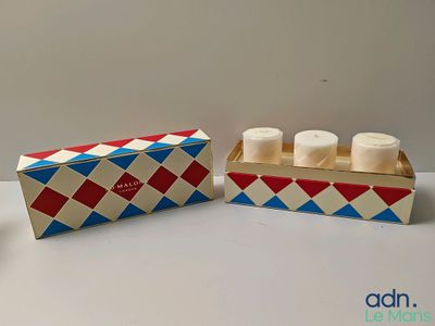 deux bougies posées dans une boîte sur une table