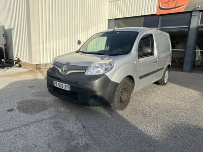 une photo d'une camionnette garée devant un immeuble