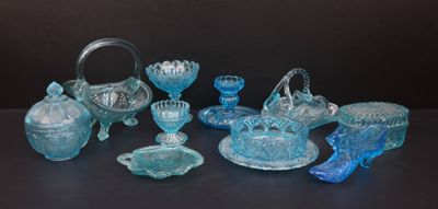 beaucoup d'objets en verre bleu sur la table