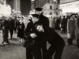 photographie en noir et blanc de deux hommes s'étreignant dans une rue de la ville