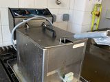 un appareil posé sur une cuisinière dans une cuisine