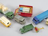 de nombreux camions miniatures et camions posés sur une table