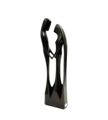une sculpture noire représentant un homme et une femme se tenant la main