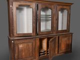 un vieux vaisselier en bois avec des portes vitrées et des étagères