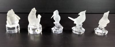 cinq figurines en verre représentant des oiseaux posées sur une table