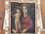 tableau représentant une femme tenant un enfant, posé sur un chevalet en bois