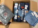 de nombreux jeans dans une boîte posée par terre