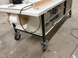 un établi avec une table à roulettes dans un entrepôt