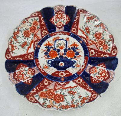 une assiette décorative ornée d'un motif bleu et rouge