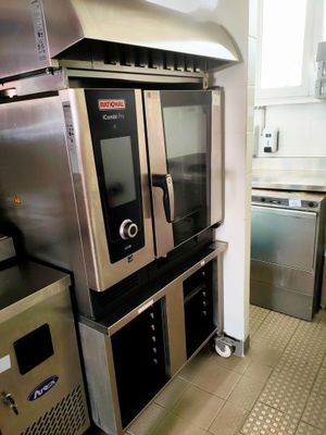 deux fours placés au milieu d'une cuisine