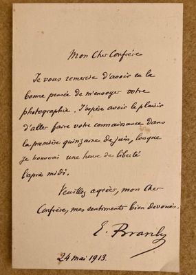 une vieille lettre écrite à la main sur un morceau de papier avec une écriture dessus