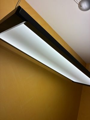 une lumière suspendue au plafond d'une pièce