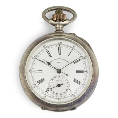 une montre de poche en argent avec des chiffres romains sur le cadran