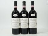trois bouteilles de vin posées sur une table blanche