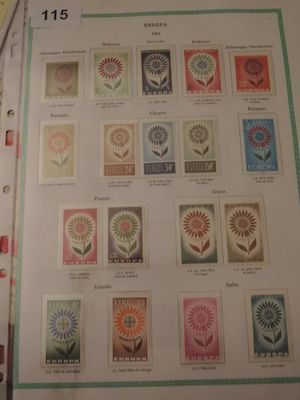 une pile de timbres sur une table, avec une paire de ciseaux