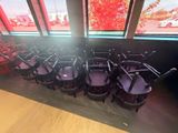 de nombreuses chaises alignées devant une grande fenêtre