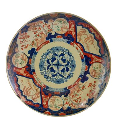 une assiette ornée d'un motif sur fond blanc
