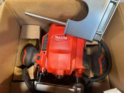 un outil rouge dans une boîte contenant un marteau