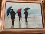 tableau représentant trois personnes marchant sous la pluie sur la plage, munies de parapluies