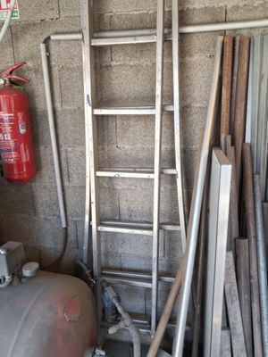 une borne d'incendie et une échelle dans un garage