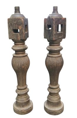 paire de bougeoirs anciens en bois, munis d'un trou carré à chaque extrémité