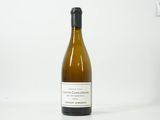 une bouteille de vin posée sur une table