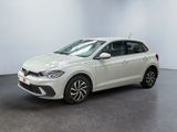 une Volkswagen Polo break blanche garée dans une pièce blanche
