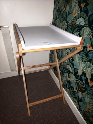 une photo d'un bureau sur lequel est posé un ordinateur portable